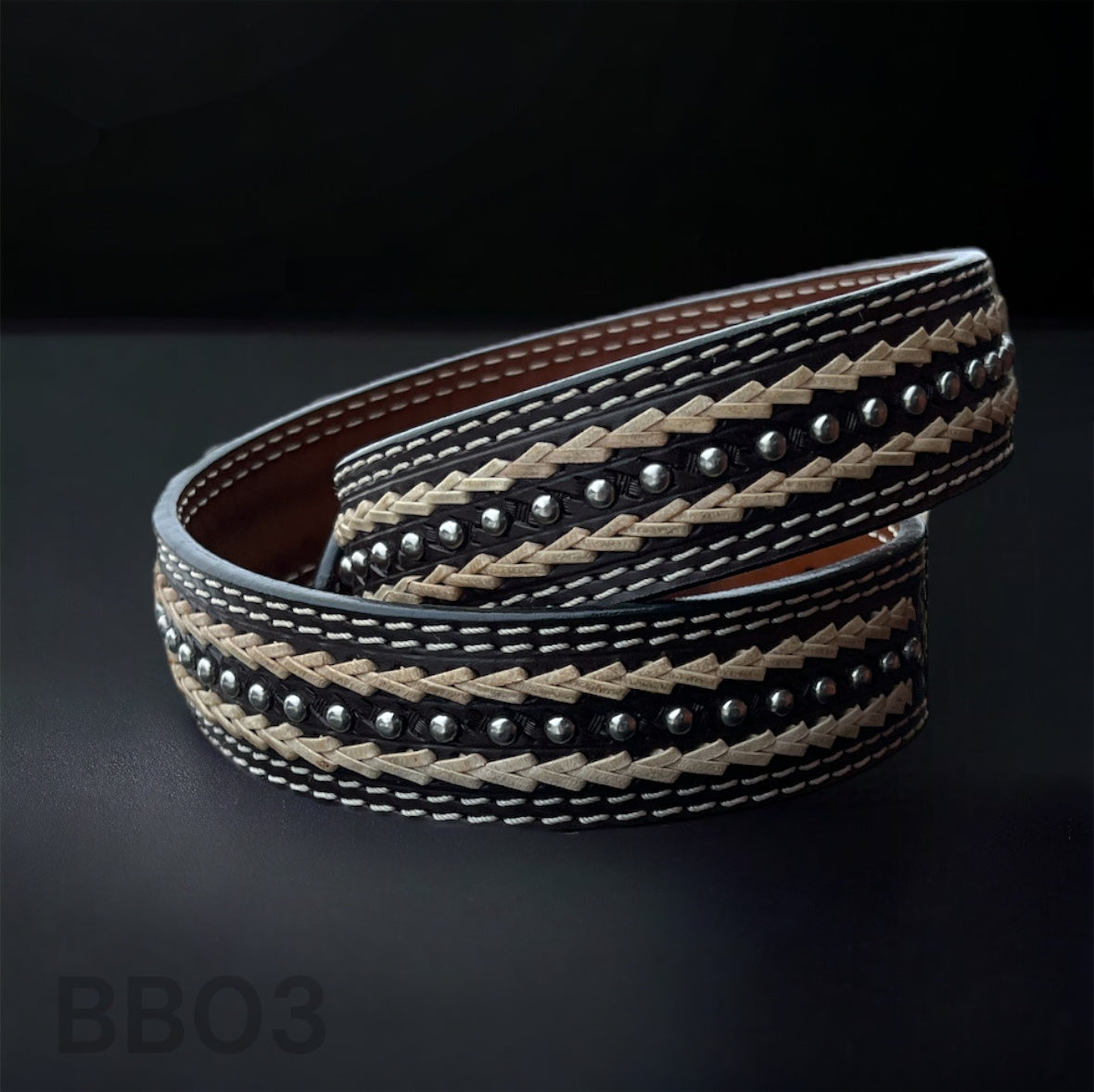 Westernbelte med flettemønster og nagler