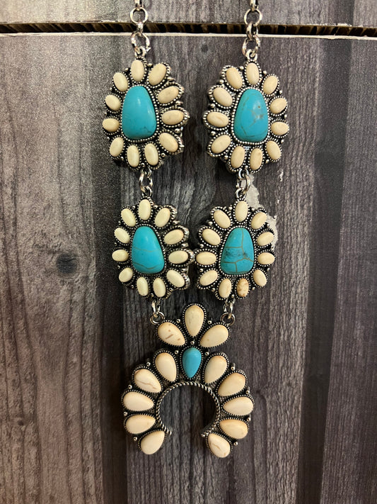 Neckles With White And Turquoise
